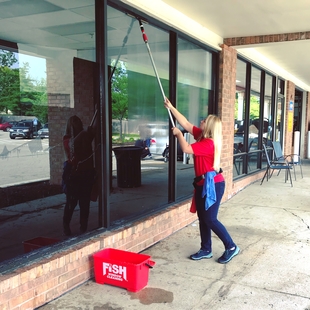 FISH Window Cleaner Cleans Storefront Windows with a Pole